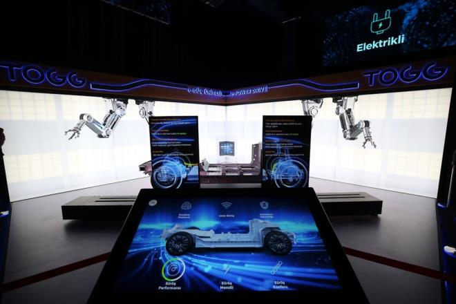 Gelimi batarya ynetim ve aktif termal ynetim sistemlerinin salad uzun mrl batarya paketine sahip olan otomobil, 200 beygir g ile 7,6 saniye, 400 beygir g ile de 4,8 saniye altnda 0-100 km/s hzlanabilecek.  <br>  Euro NCAP 5 yldz seviyesine uyumlu, platforma entegre edilmi batarya ile yksek arpma dayanm ve yzde 30 daha fazla burulma direncine sahip olacak. Ara menziline yzde 20'ye kadar katk salayan geri kazanml frenleme de otomobilin nemli zelliklerinden biri olarak ne kyor.