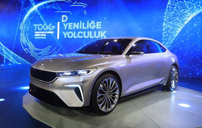 TOGG bnyesindeki grevliler, katlmclar otomobilin baz zellikleri hakknda bilgilendirirken, fuaye alannda otomobile ait simlatr ile katlmclara sr deneyimi ans da verildi.