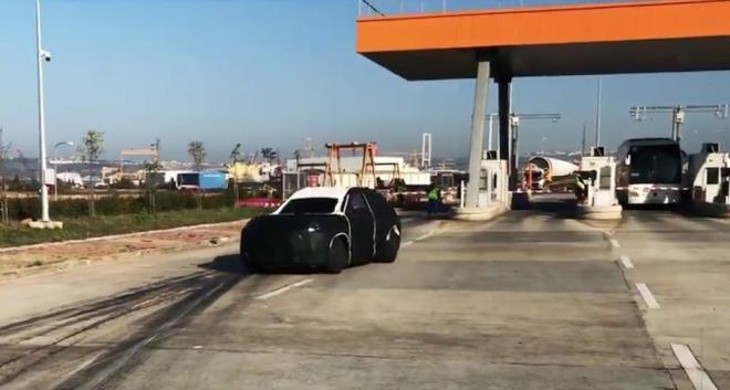 TAMAMEN YEN DOUTAN ELEKTRKL MODLER ARA PLATFORMU  <br>  TOGG otomobil gamnn tm modellerine altyap oluturacak tamamen yeni ve doutan elektrikli ara platformunu zgn, modler ve stn olmak zere 3 ana balk ile tanmlyor.    TOGG bu balklarn ieriini "Otomotiv sektrnde daha nce ortaya karlm hibir platform ile ilikisi olmayan, tamamyla TOGG mhendisleri tarafndan gelitirilen ve tm fikri ve snai mlkiyet haklar yzde 100 TOGG?a ait olan, yksek teknolojiye sahip doutan elektrikli ve balantl platform... Azami verimlilik, konfor, dayankllk ve gvenlik gerekliliklerini bir arada salayabilen; farkl genilik ve uzunluklara olanak veren modler mimari... Snfnn en uzun aks mesafesini sunarak otomobil iindeki yaam alannn genilik, ferahlk ve konforunu en st dzeye tayan altyap..." eklinde sralyor.