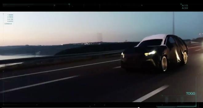 Bu teknoloji sayesinde src gzn yoldan ayrmadan aracn gsterge ekrannda verilen bilgileri grmekle kalmayacak, ayn zamanda yol ve evre hakknda ihtiyac olabilecek dier tm bilgilere ulaabilecek. Artrlm gereklik ve 3 boyut ile zenginletirilmi grnt sayesinde navigasyon ve dier src destek sistemlerini daha kolay bir ekilde kullanarak gvenli, konforlu ve interaktif bir sr imkan bulacak. TOGG bu ykc teknolojinin otomotiv sektrndeki ilk uygulaycs olarak kullanclarna bu benzersiz sr deneyimini sunan ilk mobilite irketi olmay hedefliyor.