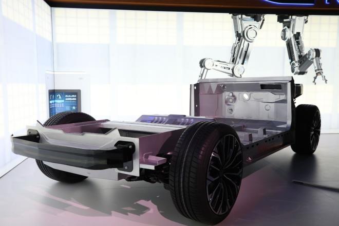 BR OTOMOBLDEN DAHA FAZLASI; YEN AKILLI YAAM ALANI  <br>  Bugn n gsterimi yaplacak yzde 100 elektrikli otomobilin nemli zellikleri olacak.    Bir otomobilden daha fazlasn sunan akll teknolojiler ile otomobil ev ve i yerlerinden sonra nc bir yaam alan olacak.