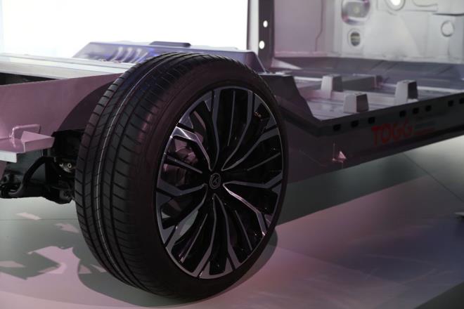 FARKLI BR DENEYM; HOLOGRAFK ASSTAN  <br>  Trkiye?nin otomobili, sadece elektrikli, balantl ve akll olmasyla deil, sahip olaca yeniliki ve ykc teknolojiler ile de kullanclarnn otomobil deneyimini farkl bir boyuta tamay hedefliyor.    Bu dorultuda, 2023 ylndan itibaren dnyada ilk kez Trkiye?nin otomobilinde kullanlmaya balanacak olan ?Holografik Asistan? teknolojisi iin hazrlklarn srdryor. Bu yeniliki asistan, sradan bir sanal gsterge panelinin ok tesinde bir kullanc deneyimi yaatmak amac ile ileri gz takip algoritmalar ve holografik  boyutlu grntleme teknolojilerinden faydalanacak. ?Holografik Asistan? teknolojisi gnmzde otomobil ierisinde kullanlmakta olan 2 boyutlu ekran teknolojilerinin yerine ilk kez  boyutlu grntleme ve artrlm gereklii getirerek ara ii deneyimini sil batan ekillendirecek.