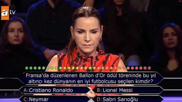 Sorulan sorunun gndeme gelmesinin sebebi Galatasaray'l eski futbolcu Sabri Sarolu'nun da klarn iinde yer almasyd. Sosyal medya kullanclar bu duruma adeta isyan etti.