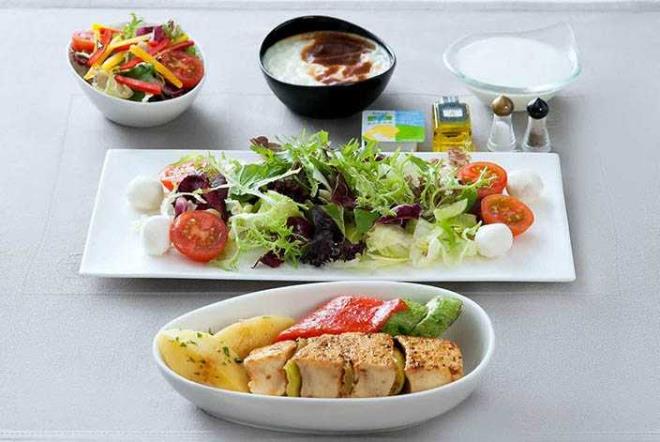 Tat ve koku duygumuz kabin basnc altnda yzde 30 orannda dt iin uakta yediimiz yemeklerden zevk alamayz.