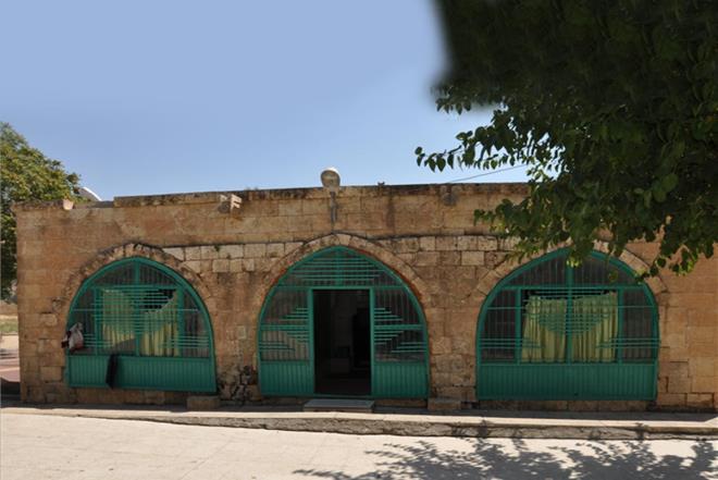 Def eliinde enlikler yaplrd. Kyller bir sre nce bana mracaat edip, trbenin daha yksek yere kmasn istedi. Bunun zerine Kltr ve Turizm Mdrl'ne trbenin tanmas iin bavuruda bulunduk.