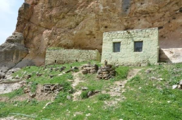 Kyller inanmak istemiyor ve akn  <br>  ayst Ky Muhtar Mesut Ekinci, kyllerin bu duruma inanmak istemediini syledi. Muhtar Ekinci, 100 yldr bu trbenin ziyaret edildiini ifade ederek, unlar syledi: "Batman'n hemen hemen tm kylerinden baharn balangcyla birlikte ziyaret iin kyller trbeye gelip, yzlerce kurban keserlerdi. O enlikler grlmeye deerdi. Kyller, Dicle kysndaki bu ziyaretin etrafn kutsal grrlerdi. Herkes hogr iinde ibadetini yapar, ayrlrd.