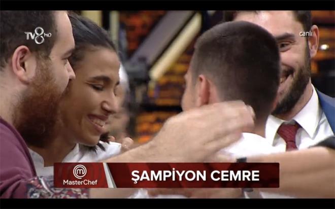 Cemre ampiyonluu ulanca unlar syledi:  -Ben buraya tek bama gelmedim, anneme teekkr ediyorum. Beni ok iyi yetitirdi. Rahmetli babam da yle. Burdaki tm arkadalarma da teekkr ediyorum. Alican ile burada olmak benim iin gurur verici.