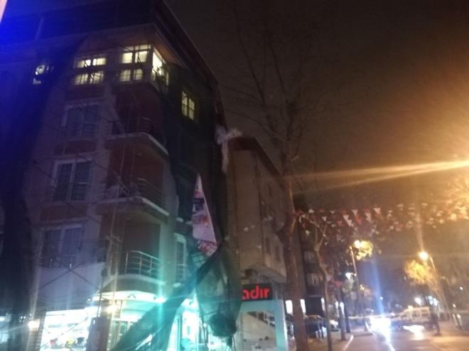 Avclar Gmpala Mahallesi'nde 5 katl bir binann d cephe ilemleri iin kurulan iskelenin balant noktalar koptu. Kopan balant noktalar nedeniyle iskele rzgarda adeta yaprak gibi salland. Olay gren vatandalar belediye ve itfaiye ekiplerine haber verdi.