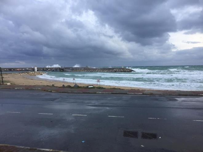stanbul'da gece saatlerinde etkisini gstermeye balayan frtna vatandalara zor anlar yaatt.