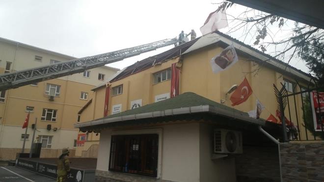 Beylikdz'nde bulunan Bykehir lkokulu'nun ats frtna nedeniyle okul bahesine utu.