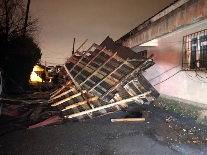 stanbul?da etkili olan iddetli yalar ve rzgar nedeniyle 18.00 sralarnda Dumlupnar Mahallesi Kars Sokak?ta bir evin ats utu. Olayda ans eseri yaralanan olmazken, elektrik kablolar da yola savruldu.