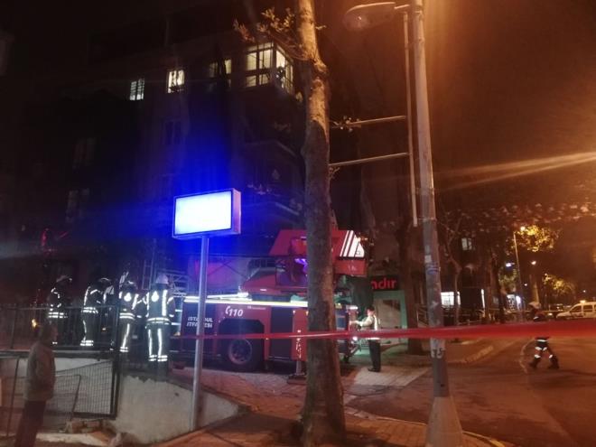 Olay yerine gelen ekipler, sallanan iskeleyi sabitleyerek sallanmasn engelledi. skelenin kontroll olarak sklecei renildi. Yaanan olay nedeniyle olumsuzluk yaanmamas iin ekipler tarafndan cadde trafie kapatld.