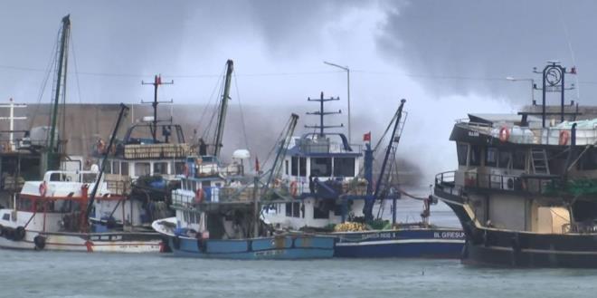 Arnavutky'e bal Karaburun mahallesinde limanda bekleyen balklar, uzun zamandr byle iddetli bir frtna grmediklerini belirtiyor.