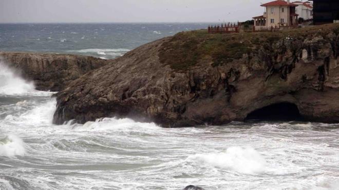 Denizde  dev dalgalar oluurken, balklar denize alamad.