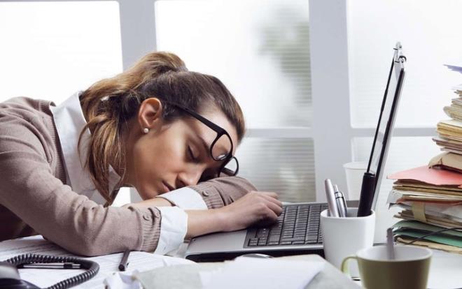  hayatnda teknoloji odakl almamz uzun mesai saatleriyle birletiinde, genel salk durumumuz asndan olumsuz sonular yaratabiliyor. Hepimiz yaam kalitemizi iyiletirmenin yollarn aramalyz. nk kiisel zamanmz genellikle e-postalara cevap vererek ya da ekrann karsnda oturarak geiyor. Uzun sre oturmamamz gerektiini bilsek de buna mecbur kalyoruz.