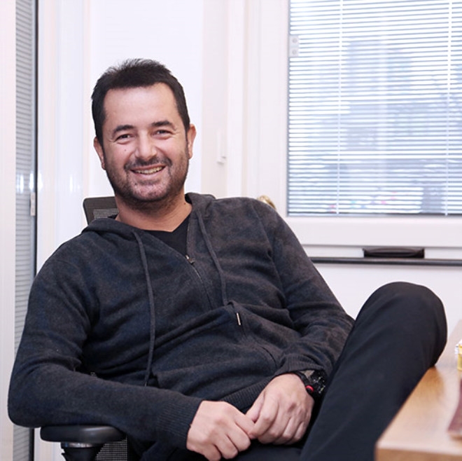 Acun Ilcal, Fox TV ynetimini ve yapmc irketi Yemekteyiz formatn taklit etmekle sulad. Taraflar arasnda polemik byynce, sre yargya tand.