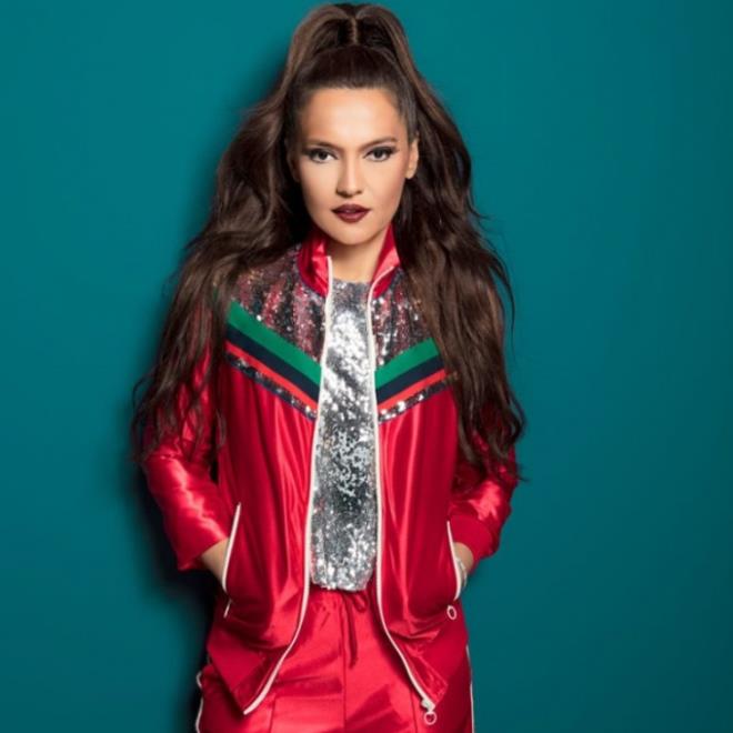 nl arkclar Demet Akaln ve Berkay, Berkay'n ei zlem Ada ahin'in bir hareketiyle tmden bozuldu.