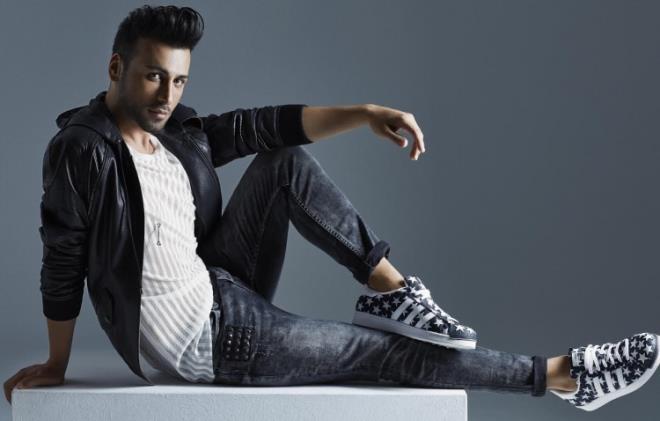 arkc Emre Kaya, Demet Akaln'a ks olduunu ve artk o'na beste vermeyeceini nk kendisine hakaret ettiini syledi. Akaln da Kaya'nn, ismini anarak kendisine manet kardn iddia etti. Bunun zerine Kaya'dan, sen kimsin de seni anp manet akracam yant geldi.