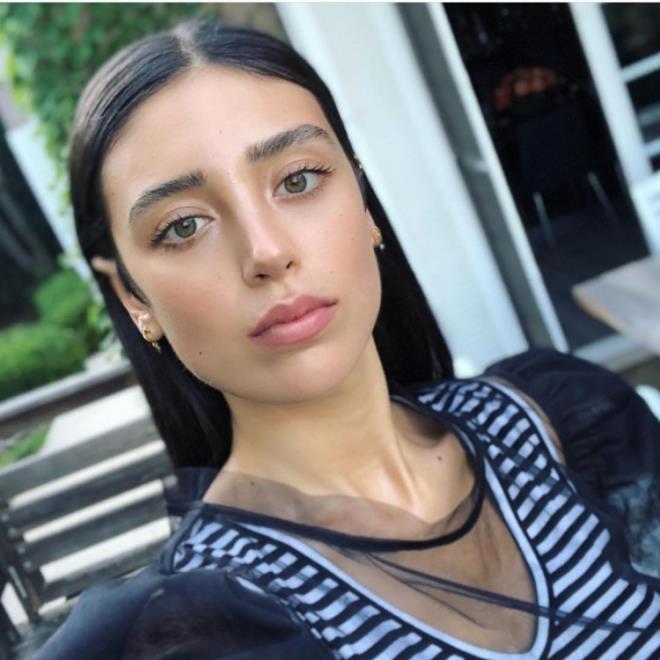 zlem Ada ahin, Demet Akaln'n kendisine ald saati, maazaya gtrp iade etti. Karlnda da saatin parasn ald. Bu durumu renen Akaln ise ipleri kopard. Ve iki arkcnn aras tamamen koptu.