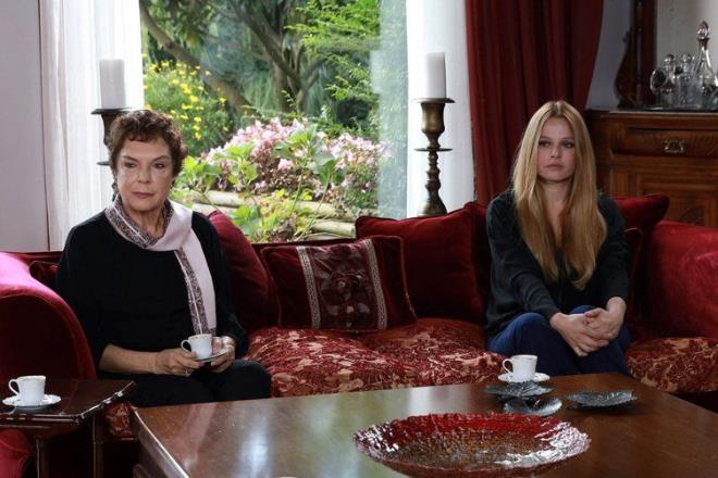 Ekya Dnyaya Hkmdar Olmaz'n usta oyuncusu, ''Byle vurdulu krdl sahneler bana gre deil. Gzel bir set ortam var, oturmu bir dizi ama 13 blm bana yeter. Ywni ylda herhalde diziden ayrlacam'' dedi.