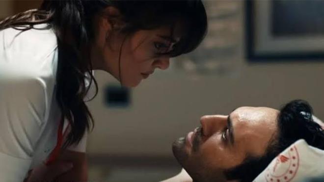 Kanal D'de ilk olarak sal akamlar yaynlanmaya balayan Azize, reytinglerde beklenen sonucu alamaynca fla bir kararla gn deiikliine gitmiti. Cumartesi gnne alnan diziyi gn deiiklii de kurtarmad.