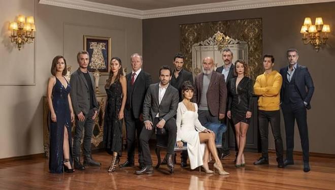 Mustafa Avkran, Baak Daman, Selen ztrk, Duygu Sarn ve Orhan Kl gibi nl isimlerin de rol ald dizi ekibi tatile kt iin vedalaamad.