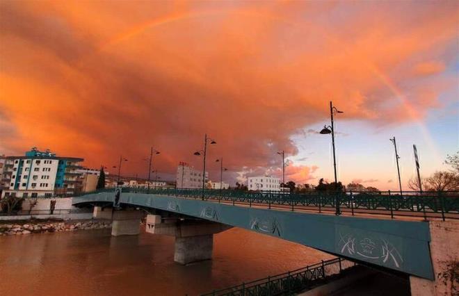 Durumu grenler cep telefonlaryla fotoraf ekerek an lmszletirdi.