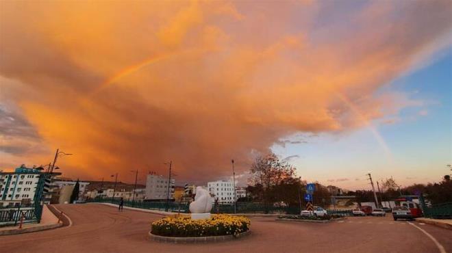 Gnein gkyzndeki bulutlarn arkasna gemesi ile oluan turuncu hava ve ortaya kan gkkua, blge halkna grsel bir len sundu.