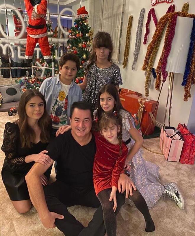 ACUN ILICALI  Yeni yl karladk, 2020 herkese mutluluk getirsin..