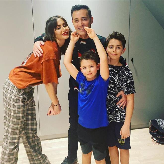 MUSTAFA SANDAL  nsan olmann kymetini ve bunun bir duygusal yolculuk olduunu daha ok fark ettiimiz, ailemiz ve tm sevdiklerimizle anlaml, faydal ve kymetli enerjiler rettiimiz salk, huzur ve mutluluk dolu bir 2020 dileriz