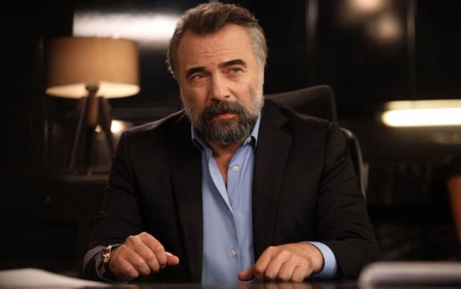 ATV ekranlarnn rekortmen dizisi Ekya Dnyaya Hkmdar Olmaz'n yldz ismi Oktay Kaynarca, sosyal medya hesab Instagram'dan yapt paylamla sosyal medyay sallad. Ekranlarn en uzun soluklu dizisi haline gelen EDHO'da Hzr karakteriyle beenileri toplayan Kaynarca, gnllere taht kurdu.