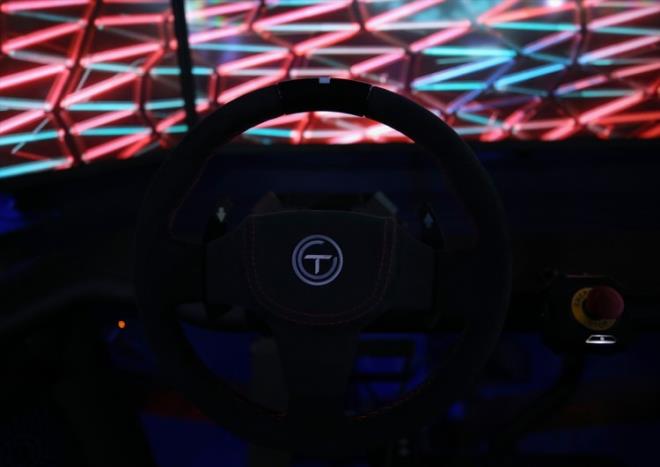 Bu dorultuda, 2023 ylndan itibaren dnyada ilk kez Trkiye?nin otomobilinde kullanlmaya balanacak olan ?Holografik Asistan? teknolojisi iin hazrlklarn srdryor. Bu yeniliki asistan, sradan bir sanal gsterge panelinin ok tesinde bir kullanc deneyimi yaatmak amac ile ileri gz takip algoritmalar ve holografik  boyutlu grntleme teknolojilerinden faydalanacak.