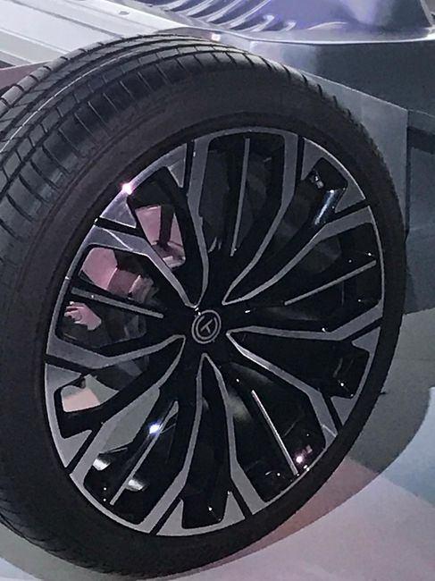 NC BR YAAM ALANI  <br>  Bugn n gsterimi yaplacak yzde 100 elektrikli otomobilin nemli zellikleri olacak. Bir otomobilden daha fazlasn sunan akll teknolojiler ile otomobil ev ve i yerlerinden sonra nc bir yaam alan olacak.