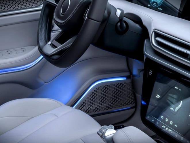 ?Holografik Asistan? teknolojisi gnmzde otomobil ierisinde kullanlmakta olan 2 boyutlu ekran teknolojilerinin yerine ilk kez  boyutlu grntleme ve artrlm gereklii getirerek ara ii deneyimini sil batan ekillendirecek.