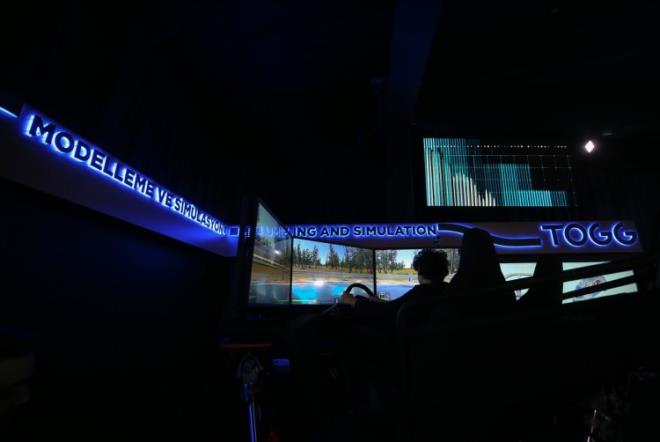 300+ VE 500+ KLOMETRE MENZL OLACAK  <br>  Buna gre, Trkiye'nin Otomobili, 30 dakikann altnda hzl arj ile yzde 80 dolulua ulaacak. Doutan elektrikli modler platform ile 300+ ve 500+ kilometre menzil opsiyonlarna sahip olacak otomobil, merkeze srekli bal olacak ve gncellemeleri uzaktan 4G/5G balantsyla alabilecek.