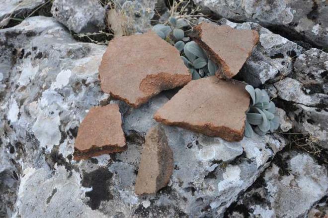 Duvar kalntlarnda yaplan incelemede, dzgn olmayan "poligonal" kesme talarn kullanld ve yerleim alannda youn biimde keramik paralarnn varl tespit edildi.