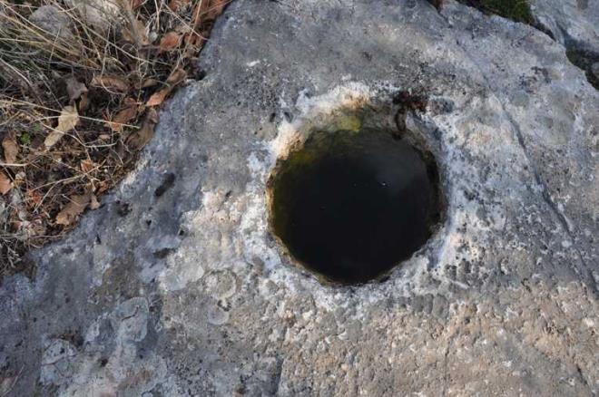 Ovaya hakim tepe zerine kurulan yerleim yerinin yaklak 5 hektarlk alana yayld ve duvar kalntlarnn olduu belirlendi.