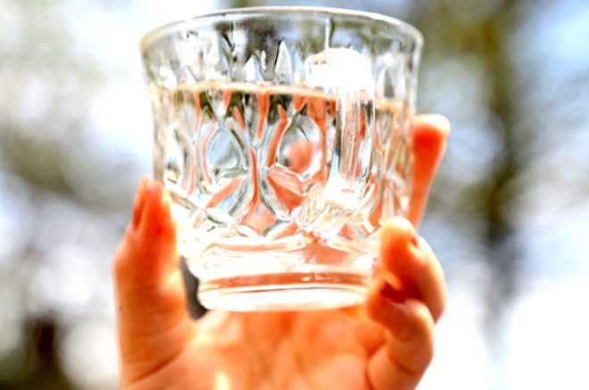 Birok kii ok fazla su imekten hayatn kaybetti..  <br>  Resmi olarak hiponatremi olarak bilinen bu lm tr, sodyum seviyeleri inanlmaz derecede dk olduu zaman gerekleiyor. 2007'de bir kadn  saat iinde, Nintendo Wii kazanmak iin alt litre su iti, kustu ve saatler sonra ld. Birok sporcu da ar hidrasyon sonucunda hayatn kaybetti.