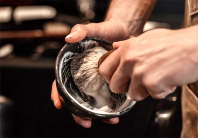 ABD'li kongre yesi tra olduktan sonra hayatn kaybetti..  <br>  nk tra frasnn zerinde arbon hastaln tayan bakteriler vard. Michael F. Farley, tra olduktan sonra yzndeki ikinlikten ve ardan rahatsz olduu iin hastaneye gitti. Daha sonradan anlald ki tra frasnda ve o fra hangi hayvann klndan yapldysa zerinde arbon bakterileri vard.