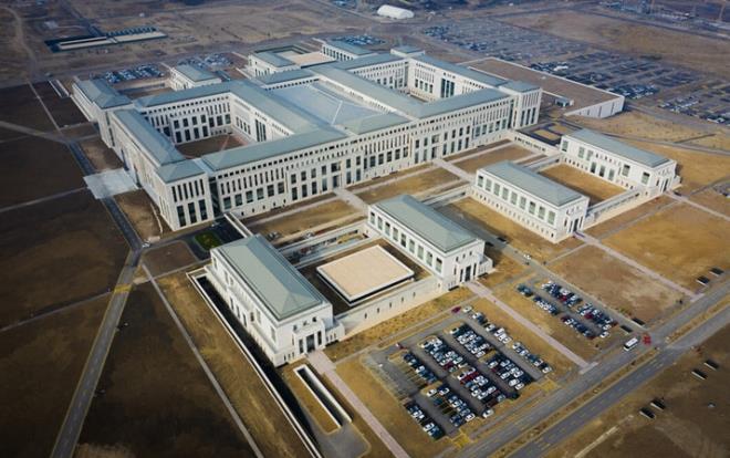 Alnan bilgiye gre, 5 bin dnmlk bir alan zerine ina edilen ve etrafnda baka herhangi bir yap bulunmayan, yaklak 3 metre boyunda beton duvarlar ve dikenli tellerle evrili, dinlemelere, yetkisiz girilere ve szmalara kar zel olarak tasarlanm yeni karargah binasnn al 6 Ocak Pazartesi yaplacak.