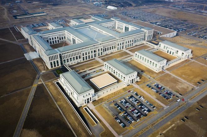 lk bina Hac Bayram'da  <br>  TBMM'de 1965'te kabul edilen 644 sayl Kanun'la, devletin milli gvenlik politikasnn hazrlanmasna ilikin her konuda istihbaratn tek elde toplanabilmesi amacyla oluturulan Milli stihbarat Tekilatnn ilk binas Hac Bayram Camisi blgesinde yer alyordu.