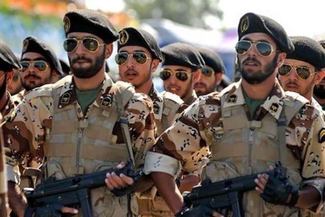 İran ordusu ne kadar büyük?<br>  İngiltere merkezli Uluslararası Stratejik Çalışmalar Enstitüsü'ne İran ordusunda 523 bin aktif personel olduğunu tahmin ediliyor. Bunların 350 bini ordunun ana gövdesinde, 150 bini Devrim Muhafızları'nda, 20 bini ise Devrim Muhafızları'nın donanma birliklerinde bulunuyor. Bu sonuncu grubun Hürmüz Boğazı'nda silahlı olarak nöbet tuttuğu ve 2019'daki tanker kaçırma vakalarının arkasında olduğu düşünülüyor.