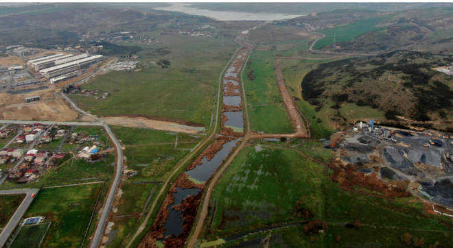 Projenin ett almas iki yl srecek:  kartlan topraklar, byk bir havaliman ve liman yapmnda kullanlacak, taocaklarnn ve kapatlan madenlerin doldurulmas iin yararlanlacak. Projenin maliyetinin 10 milyar dolarn zerinde olabilecei belirtiliyor.