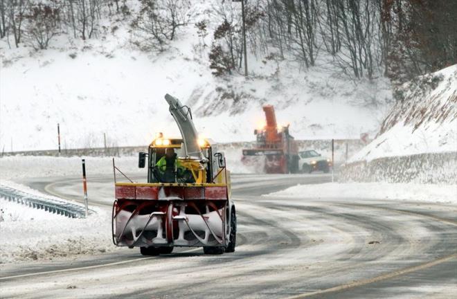 Kar ve tipi yollar kapatt! Yarn meteoroloji 21 ile youn kar alarm verdi    1 metre 12 santim kar : Ktahya'nn Kocayayla mevkiinde kar kalnl 1 metre 12 santimi at. Domani-negl yolunda ulam durma noktasnda. <br>  Malatya ve Adyaman'da kar ya nedeniyle krsaldaki 69 yerleim biriminin yolu kapand.<br>  Konya : Konya'nn Ahrl, Takent, Hyk, Derebucak, Yalhyk, Seydiehir, Bozkr ve Hadim ilelerinde youn kar ya ve buzlanmadan dolay eitime bir gn ara verildi.