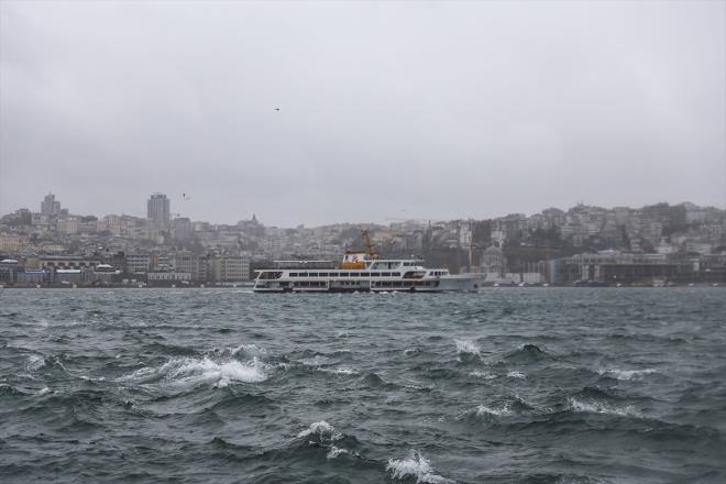 iddetli frtna alarm : Meteoroloji stanbul, Kocaeli, Sakarya, Yalova, Bursa, Balkesir, Hatay, Osmaniye ve Antalya?nn dou kylar ile Kahramanmara, Adana ve Mersin iin ok iddetli ya ve frtna alarm yaynlad. Meteoroloji'nin renk kodlu uyar sisteminde bugn stanbul, Tekirda, Krklareli, Edirne, anakkale, Balkesir, zmir, Konya, Isparta, Antalya, Karaman, Nide ve Adana iin 'turuncu', Mersin iin ise 'krmz' uyar verildi.