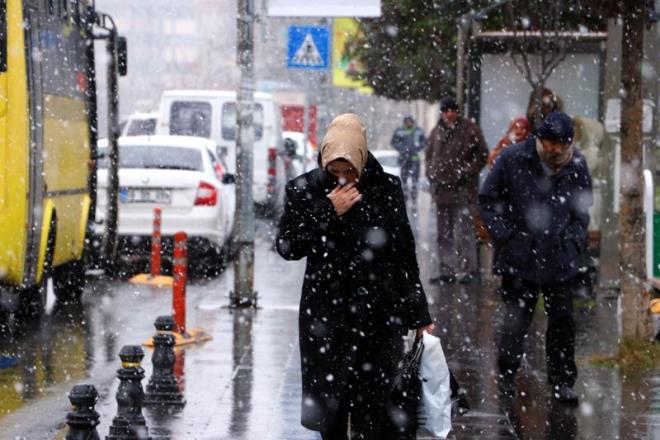 Kar ve tipi yollar kapatt! Yarn meteoroloji 21 ile youn kar alarm verdi    Trakya'da tipi : Balkanlardan gelen souk ve yal havann etkisi altna giren Trakya blgesinde youn kar ya tipiyle birlikte etkili oluyor. Krklareli'nde  gndr aralklarla devam eden kar ya nedeniyle 24 ky yolu ulama kapand. Demirky ve Vize ileleri ile Bulgaristan'a ulamn saland Dereky Snr Kaps'nda kar ya etkisini srdryor. Hava scaklnn sfrn altnda 2 derece lld blgede yollarda buzlanma olutu.   anakkale'nin an ve Ayvack ile Balkesir'in Balya ilelerinde youn kar ya nedeniyle eitime bugn ara verildi.