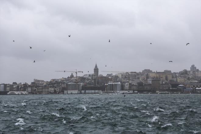 Krmz alarm verilen Mersin'de son durum : Meteoroloji iddetli ya ve frtna sebebiyle Mersin iin krmz kod uyars geti. 2 kiinin yaamn yitirdii Mersin'deki son durumu Valisi Ali hsan Su, yle aktard: "Tarsus ve Erdemli'de su basabilecek, hayati tehlike olabilecek yerleri tahliye ettik. Oradaki vatandalarmz daha gvenli yerde misafir ettik. Yeme, ime ve barnma ilerini hallettik. Dn akam 21.00'den sonra ya hzn artrd. Meteorolojiden aldmz bilgiyle ilimizde deiik blgelere metrekareye 100-165 kilogram ya dt. Bu ya 24 saat ierisinde den miktardr"