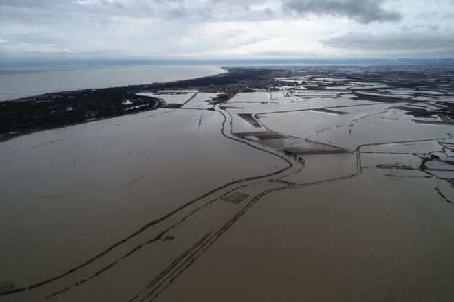 Antalya'da tarm arazileri batt : Antalya'nn Serik ilesinde etkili olan saanak ya nedeniyle 2 bin dekar araziyi su bast. Turistleri almak iin otele giden tur otobs, Kadriye ve Boazkent mahalleleri arasndaki yoldan kt. Devrilme ihtimali bulunan otobs iki saatlik almayla ekici yardmyla kurtarld.
