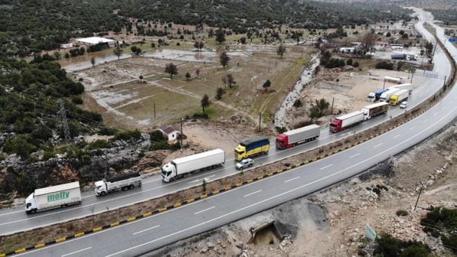 1.5 metre kar yad :  Antalya'nn Akseki ilesindeki youn kar ya nedeniyle ulam durma noktasna geldi. lede sabahtan itibaren etkili olan youn ya nedeniyle Antalya-Konya kara yolunun 1825 rakml Alacabel mevkisinde kar kalnl 1,5 metreye ulat. Kar nedeniyle gzergahta ulam glkle salanyor. Blge Trafik Mdrl ekipleri zincir ve kar lastii olmayan aralarn geiine izin vermezken, ar tonajl aralar dinlenme tesislerine ynlendiriliyor. ok sayda aracn mahsur kald yolda, Karayollar ekipleri karla mcadele almas yrtyor.