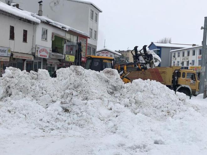 Sivas : Sivas merkezde 5, ilelerden Divrii'de 28, Grn'de 27, Hafik'te 20, mranl'da 13, Kangal'da 16, Suehri'nde 4, arkla'da 22, Ula'ta 9, Yldzeli'nde 10 ve Zara'da 20 kye ulalamyor. <br>  Bolu : Bolu'da etkili olan kar ya ve buzlanma nedeniyle 37 ky yolu ulama kapand.<br>  ankr : ankr'da kar ya nedeniyle 20 ky yolu ulama kapand.